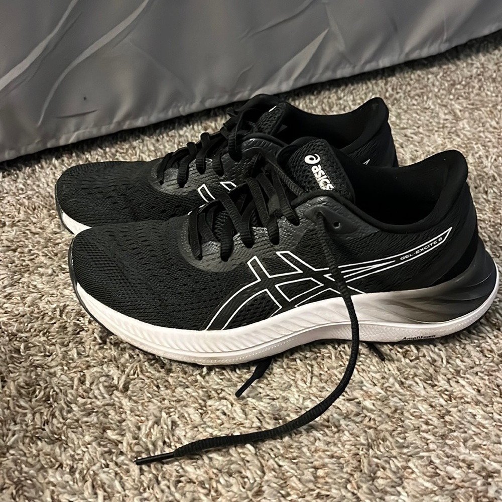 Women’s black and white gel-excite 8 ASICS
